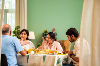Kahvaltı sohbetleri, Hintli aileler, genç yetişkin bir çocuk ve kız ile rahat modern bir evde masada oturmuş önemli konuları, ilişkileri, hayati kararları tartışıyorlar.