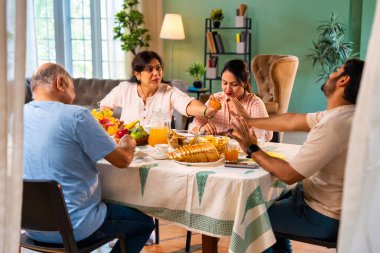 Kahvaltı sohbetleri, Hintli aileler, genç yetişkin bir çocuk ve kız ile rahat modern bir evde masada oturmuş önemli konuları, ilişkileri, hayati kararları tartışıyorlar.