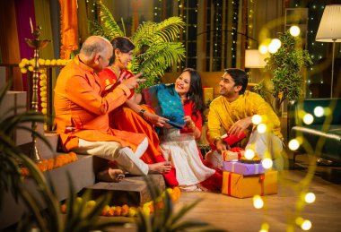 Sariyi Diwali 'de kızına hediye eden Hintli üst düzey ebeveynler sürpriz bir şekilde genç kız giyer. Oğlan ise evde Hint festivalini izlerken, para, çiçek dekoru ve neşeyle kutlar.