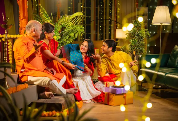 Sariyi Diwali 'de kızına hediye eden Hintli üst düzey ebeveynler sürpriz bir şekilde genç kız giyer. Oğlan ise evde Hint festivalini izlerken, para, çiçek dekoru ve neşeyle kutlar.