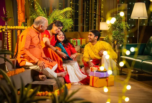 Sariyi Diwali 'de kızına hediye eden Hintli üst düzey ebeveynler sürpriz bir şekilde genç kız giyer. Oğlan ise evde Hint festivalini izlerken, para, çiçek dekoru ve neşeyle kutlar.