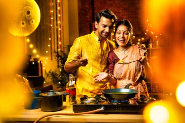 Geleneksel Hint çiftleri Diwali gecelerinde poori kızartıyorlar. Dekoratif aydınlatma ve çiçeklerle süslenmiş mutfakta yemek pişiriyorlar. Neşeli günlerin tadını çıkarıyorlar.