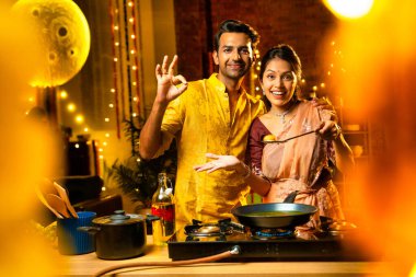 Geleneksel Hint çiftleri Diwali gecelerinde poori kızartıyorlar. Dekoratif aydınlatma ve çiçeklerle süslenmiş mutfakta yemek pişiriyorlar. Neşeli günlerin tadını çıkarıyorlar.
