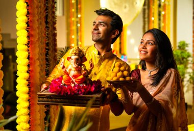 Ganesh Idol ve Joy 'u karşılayan Hintli çift, Ganpati Bappa Idol' u tutan, Ganesh Festivali 'nde gülümseyen Bappa Morya, Ganesh Festivali' nde gülümseyen Ganpati Bappa Idol 'un genç eşi.