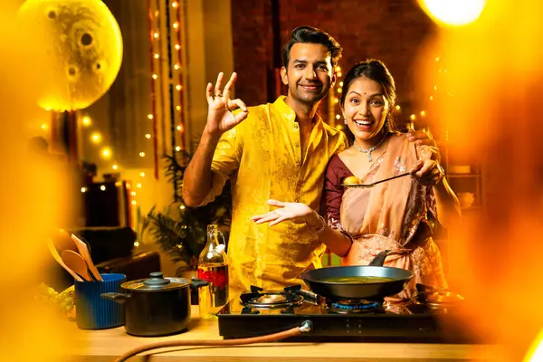Geleneksel Hint çiftleri Diwali gecelerinde poori kızartıyorlar. Dekoratif aydınlatma ve çiçeklerle süslenmiş mutfakta yemek pişiriyorlar. Neşeli günlerin tadını çıkarıyorlar.