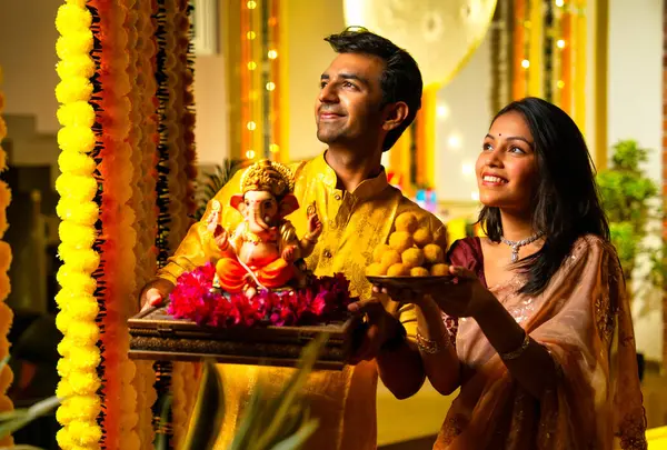 Ganesh Idol ve Joy 'u karşılayan Hintli çift, Ganpati Bappa Idol' u tutan, Ganesh Festivali 'nde gülümseyen Bappa Morya, Ganesh Festivali' nde gülümseyen Ganpati Bappa Idol 'un genç eşi.