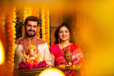 Ganesh Idol ve Joy 'u karşılayan Hintli çift Ganesh Idol, Ganpati Bappa Idol, Puja Thali, Ganesh Festivali Kutlamaları sırasında gülümseyen ve Bappa Morya' yı tezahürat yapan