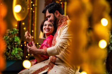 Eşine Altın Bilezik Veren Koca, Evde Diwali Kutlayan Hintli Genç Çift, Dekoratif Oturma Odasında Şekerler ve Hediye Kutularıyla Oturan Geleneksel Şenlik Kıyafetleri Giyen