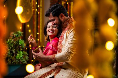 Eşine Altın Bilezik Veren Koca, Evde Diwali Kutlayan Hintli Genç Çift, Dekoratif Oturma Odasında Şekerler ve Hediye Kutularıyla Oturan Geleneksel Şenlik Kıyafetleri Giyen