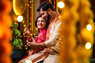 Eşine Altın Bilezik Veren Koca, Evde Diwali Kutlayan Hintli Genç Çift, Dekoratif Oturma Odasında Şekerler ve Hediye Kutularıyla Oturan Geleneksel Şenlik Kıyafetleri Giyen