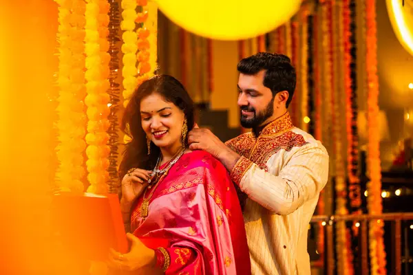 Hint Kocasının Karısına Boynuna Bağlayıp Kolye Vermesi, Geleneksel Diwali Festivali 'nde Evli Evli Bir Çift Ya da Evde Sürpriz Mücevher Hediyesi Olan Yıldönümü