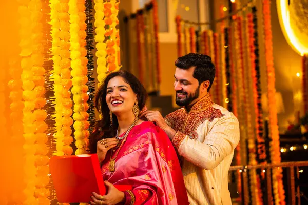 Hint Kocasının Karısına Boynuna Bağlayıp Kolye Vermesi, Geleneksel Diwali Festivali 'nde Evli Evli Bir Çift Ya da Evde Sürpriz Mücevher Hediyesi Olan Yıldönümü
