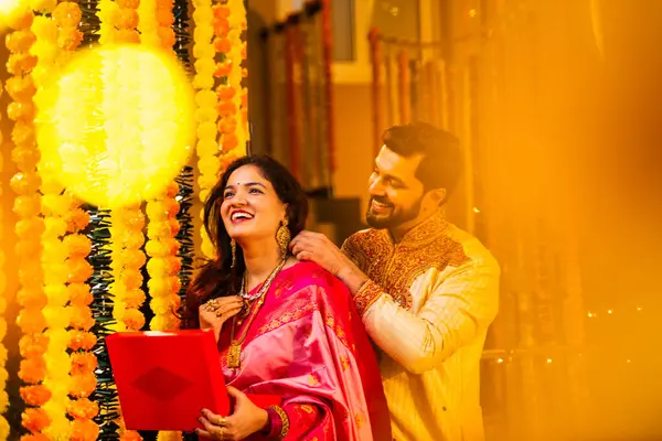 Hint Kocasının Karısına Boynuna Bağlayıp Kolye Vermesi, Geleneksel Diwali Festivali 'nde Evli Evli Bir Çift Ya da Evde Sürpriz Mücevher Hediyesi Olan Yıldönümü