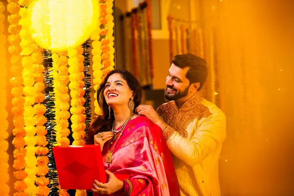 Hint Kocasının Karısına Boynuna Bağlayıp Kolye Vermesi, Geleneksel Diwali Festivali 'nde Evli Evli Bir Çift Ya da Evde Sürpriz Mücevher Hediyesi Olan Yıldönümü