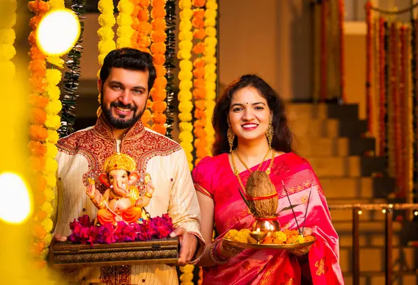 Ganesh Idol ve Joy 'u karşılayan Hintli çift Ganesh Idol, Ganpati Bappa Idol, Puja Thali, Ganesh Festivali Kutlamaları sırasında gülümseyen ve Bappa Morya' yı tezahürat yapan