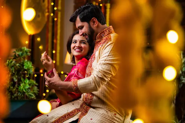 Eşine Altın Bilezik Veren Koca, Evde Diwali Kutlayan Hintli Genç Çift, Dekoratif Oturma Odasında Şekerler ve Hediye Kutularıyla Oturan Geleneksel Şenlik Kıyafetleri Giyen
