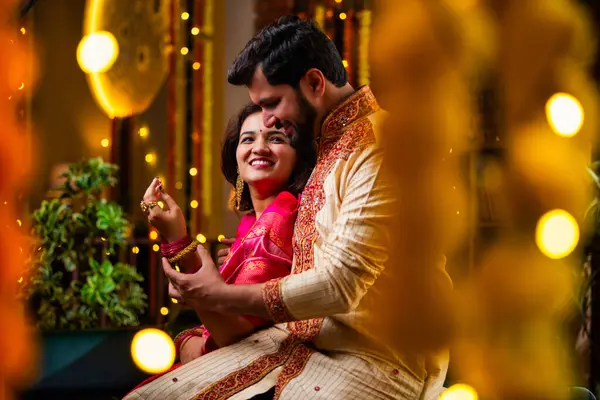 Eşine Altın Bilezik Veren Koca, Evde Diwali Kutlayan Hintli Genç Çift, Dekoratif Oturma Odasında Şekerler ve Hediye Kutularıyla Oturan Geleneksel Şenlik Kıyafetleri Giyen