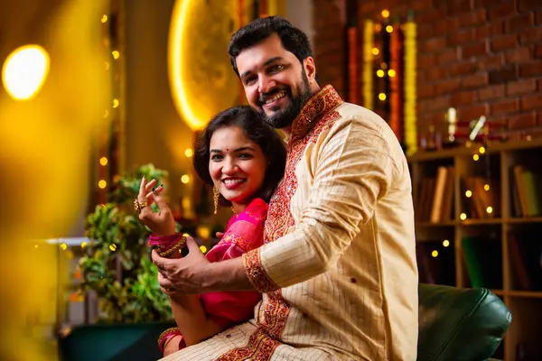 Eşine Altın Bilezik Veren Koca, Evde Diwali Kutlayan Hintli Genç Çift, Dekoratif Oturma Odasında Şekerler ve Hediye Kutularıyla Oturan Geleneksel Şenlik Kıyafetleri Giyen