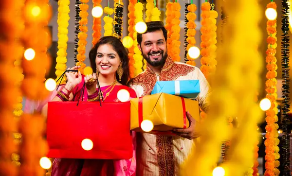 Marigold Çelenklerine Karşı Duran Hintli çift Geleneksel Gülümseyen ve Kameraya bakarken Mutlu Günler Dilerken
