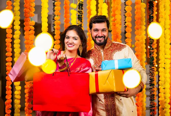 Marigold Çelenklerine Karşı Duran Hintli çift Geleneksel Gülümseyen ve Kameraya bakarken Mutlu Günler Dilerken