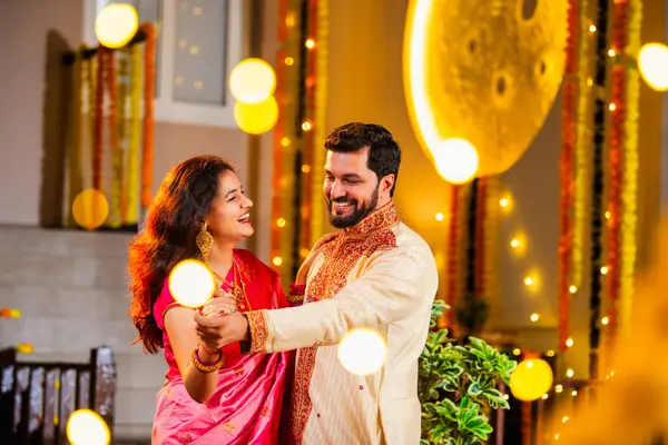 Marigold Çelenkleri ve Bayram Işığı ile süslenmiş, Hint Festivali 'nin diwali bayramını etnik kıyafetlerle kutlayan çift.