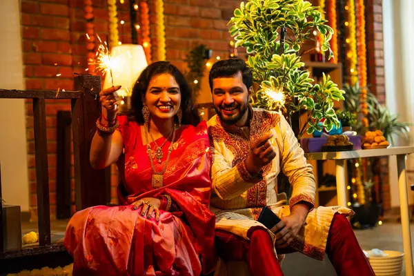 Geleneksel Şenlik Giysilerinde Dekoratif Merdivenlerde Birlikte Yanan Hintli Çift, Diwali Gecesinde Parıltı ve Havai fişeklerle Neşeli Gülümseyen ve Kutlayan
