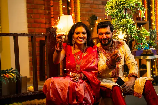 Geleneksel Şenlik Giysilerinde Dekoratif Merdivenlerde Birlikte Yanan Hintli Çift, Diwali Gecesinde Parıltı ve Havai fişeklerle Neşeli Gülümseyen ve Kutlayan