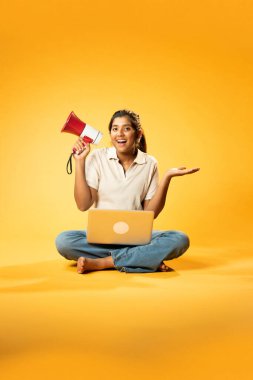 Çevrimiçi Duyuru ya da Tanıtım Yapan Akıllı Hintli Asyalı Çocuk Eğitimsel ya da Dijital İçeriği Yüksek Sesle Desteklerken Megafonla Dizüstü Bilgisayarı Kullanan Kız