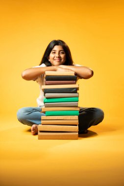 Kitap Yığını, Neşeli Hintli Genç Kız Sarı Kusursuz Geçmişe Oturan Mutlulukla Gülümseyen ve Eğitim Kitapları Yığını Güvenle Dinleyen Olumlu İfade Etme ve Öğrenmenin Keyfi