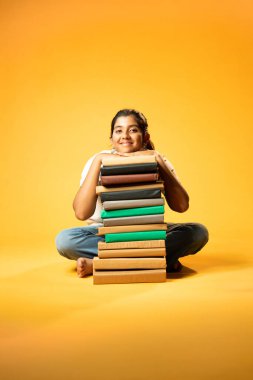 Kitap Yığını, Neşeli Hintli Genç Kız Sarı Kusursuz Geçmişe Oturan Mutlulukla Gülümseyen ve Eğitim Kitapları Yığını Güvenle Dinleyen Olumlu İfade Etme ve Öğrenmenin Keyfi