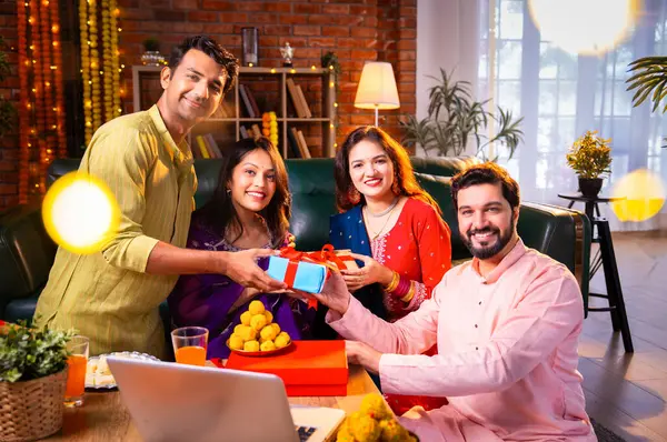 Hindu Deepavali kutlamalarında geleneksel şenlik kıyafetleri giyen Hintli genç evli çiftten Diwali hediyeleri alarak mutlu bir şekilde paketlenmiş hediyeler aldılar.