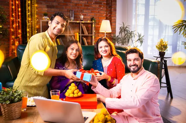 Hindu Deepavali kutlamalarında geleneksel şenlik kıyafetleri giyen Hintli genç evli çiftten Diwali hediyeleri alarak mutlu bir şekilde paketlenmiş hediyeler aldılar.