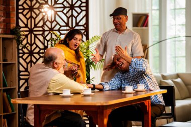 Hint son sınıf öğrencileri yemek masasında bilek güreşi ya da dostça panja oyunu oynuyorlar, ev içinde neşeyle yarışıyorlar, Asyalı yaşlı adamlar evde eğlenirken eğleniyorlar ve tezahürat yapıyorlar.