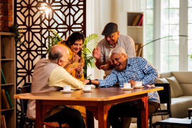 Hint son sınıf öğrencileri yemek masasında bilek güreşi ya da dostça panja oyunu oynuyorlar, ev içinde neşeyle yarışıyorlar, Asyalı yaşlı adamlar evde eğlenirken eğleniyorlar ve tezahürat yapıyorlar.