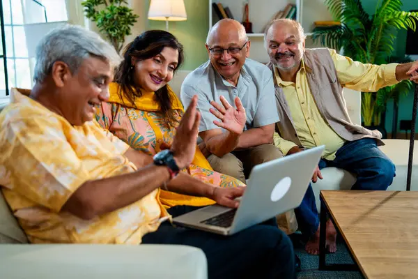 Hindistan 'da Asya kökenli yaşlı arkadaşlar olarak dizüstü bilgisayarlarını kullanarak toplantı sırasında müsrif bir evde kanepede oturup dijital iletişimin ve bağlanmanın keyfini çıkarırken sınıf arkadaşlarıyla neredeyse bağlantı kuruyorlar.