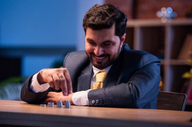 Masada madeni para kuleleri yapan Hintli işadamı, Asyalı şirket yöneticisi güven ve büyüme zihniyetini, mali planlama, yatırım stratejisi, tasarruf ve iş istikrarının sembolünü ifade etti