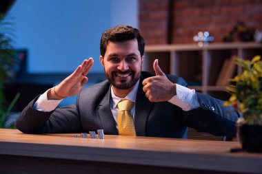 Masada madeni para kuleleri yapan Hintli işadamı, Asyalı şirket yöneticisi güven ve büyüme zihniyetini, mali planlama, yatırım stratejisi, tasarruf ve iş istikrarının sembolünü ifade etti