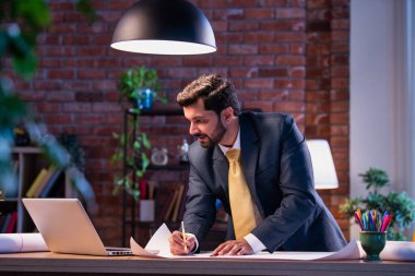 Ofis masasında Hintli mimar taslak çizimi, taslak üzerinde çalışan Asyalı profesyonel ressam, yaratıcılık, hassasiyet, mimari tasarım, planlama, mühendislik sembolü.