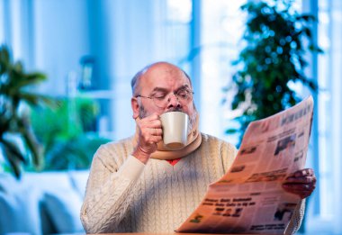 Hintli son sınıf öğrencisi evinde çayla gazete okuyor. Huzurlu bir sabah rutininin keyfini çıkarıyor. Sıcak içeceğini yudumlarken sıcak ev ortamında gelişmelerden haberdar oluyor.