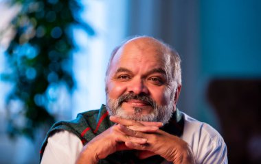 Hintli kıdemli bir adam derin düşüncelere dalmış parlak, modern bir evde koltukta otururken düşünceli, asyalı, yaşlı ve endişeli bir yüz ifadesi olan yaşlı bir adam kapalı alanda ciddi düşüncelere dalmış.