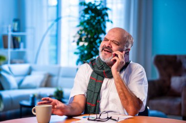 Hindistan 'ın son sınıf öğrencisi telefonda telefonda konuşuyor. Evde, masada akıllı telefon kullanıyor. Huzurlu bir emeklilik hayatı yaşarken evde oturmuş neşeli bir sohbet ediyor.