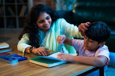 Hintli oğul aletle geometri öğrenirken, anne de modern evde merakla izliyor, birlikte kaliteli oyun zamanı geçiriyor, becerileri geliştiriyor, neşe paylaşıyor, ebeveyn bağı kuruyor, öğrenme yetisini geliştiriyor.