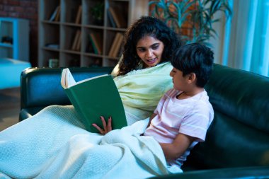 Hint anne oğlu, modern evdeki kanepede rahat bir şala sarılı otururken birlikte masal kitabı okuyor. Bağlanma zamanını, sıcaklığı, sevgiyi, ebeveyn çocuk ilişkisini, kapalı bir yerde yaşam tarzını paylaşıyor.