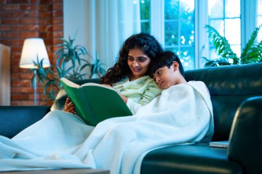 Hint anne oğlu, modern evdeki kanepede rahat bir şala sarılı otururken birlikte masal kitabı okuyor. Bağlanma zamanını, sıcaklığı, sevgiyi, ebeveyn çocuk ilişkisini, kapalı bir yerde yaşam tarzını paylaşıyor.