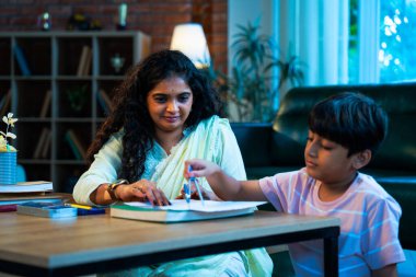 Hintli oğul aletle geometri öğrenirken, anne de modern evde merakla izliyor, birlikte kaliteli oyun zamanı geçiriyor, becerileri geliştiriyor, neşe paylaşıyor, ebeveyn bağı kuruyor, öğrenme yetisini geliştiriyor.