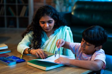 Hintli oğul aletle geometri öğrenirken, anne de modern evde merakla izliyor, birlikte kaliteli oyun zamanı geçiriyor, becerileri geliştiriyor, neşe paylaşıyor, ebeveyn bağı kuruyor, öğrenme yetisini geliştiriyor.