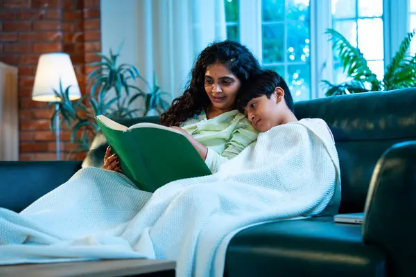 Hint anne oğlu, modern evdeki kanepede rahat bir şala sarılı otururken birlikte masal kitabı okuyor. Bağlanma zamanını, sıcaklığı, sevgiyi, ebeveyn çocuk ilişkisini, kapalı bir yerde yaşam tarzını paylaşıyor.