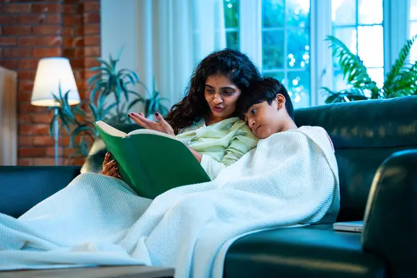 Hint anne oğlu, modern evdeki kanepede rahat bir şala sarılı otururken birlikte masal kitabı okuyor. Bağlanma zamanını, sıcaklığı, sevgiyi, ebeveyn çocuk ilişkisini, kapalı bir yerde yaşam tarzını paylaşıyor.