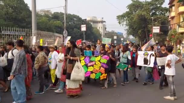 2022年12月18日 印度西孟加拉邦加尔各答 一名妇女与Lgbtq社区一道 手持标牌 要求平等 性自由 社会不公正 社会骚扰 — 图库视频影像