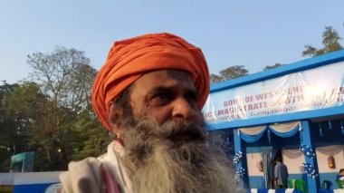 Calcutta, Batı Bengal, Hindistan 8 Ocak 2023: Bir Hint sadhu, Mamata Hükümeti ile Ganga saganı ve Kumbh Mela 'nın yönetimi hakkında karşılaştırmalı bir açıklama yaptı..